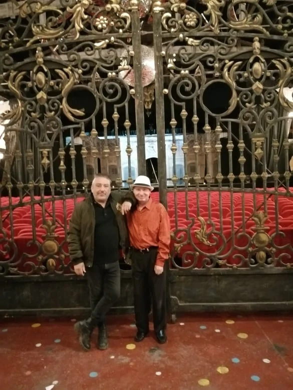 Avec Dani Lari devant son théâtre.