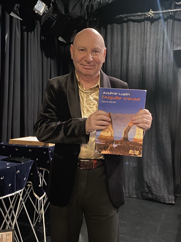 Avec le livre le plus connu de Maurice Leblanc sur Arsène Lupin : L'aiguille creuse.
